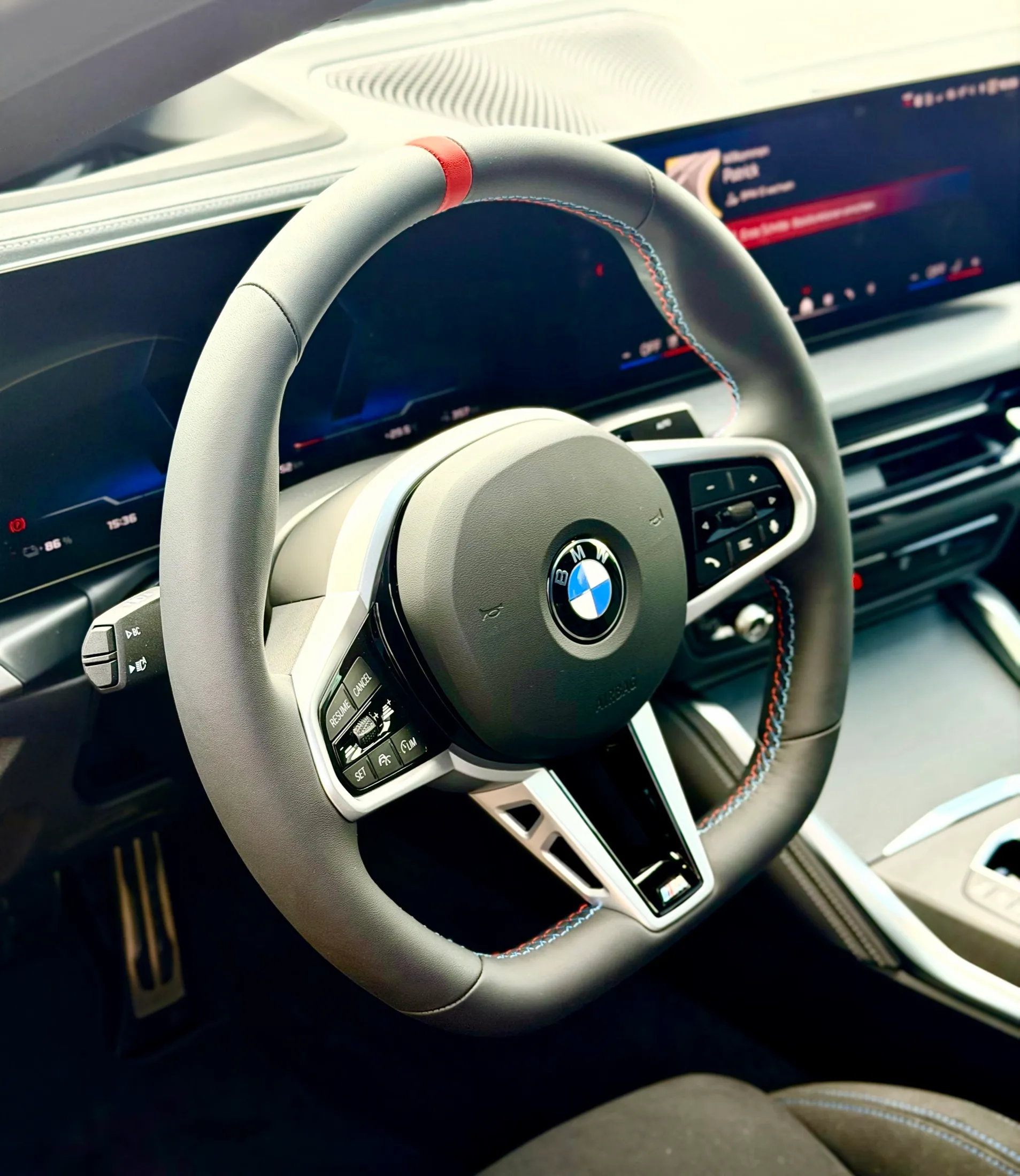 Lenkrad und digitale Anzeigen in einem modernen BMW-Cockpit