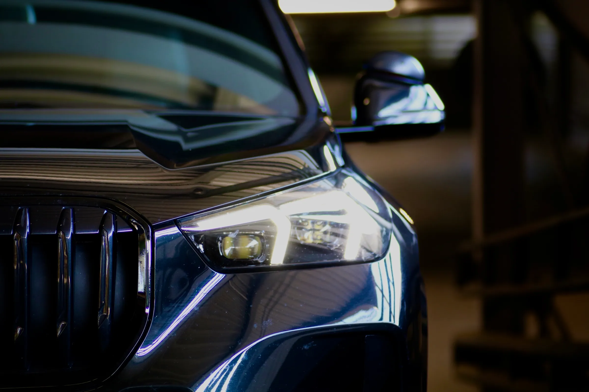 Frontpartie eines BMW mit beleuchtetem LED-Scheinwerfer